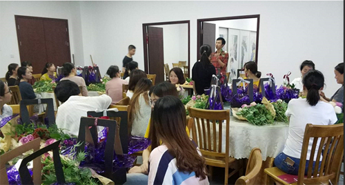 betway西汉姆联开展花艺培训