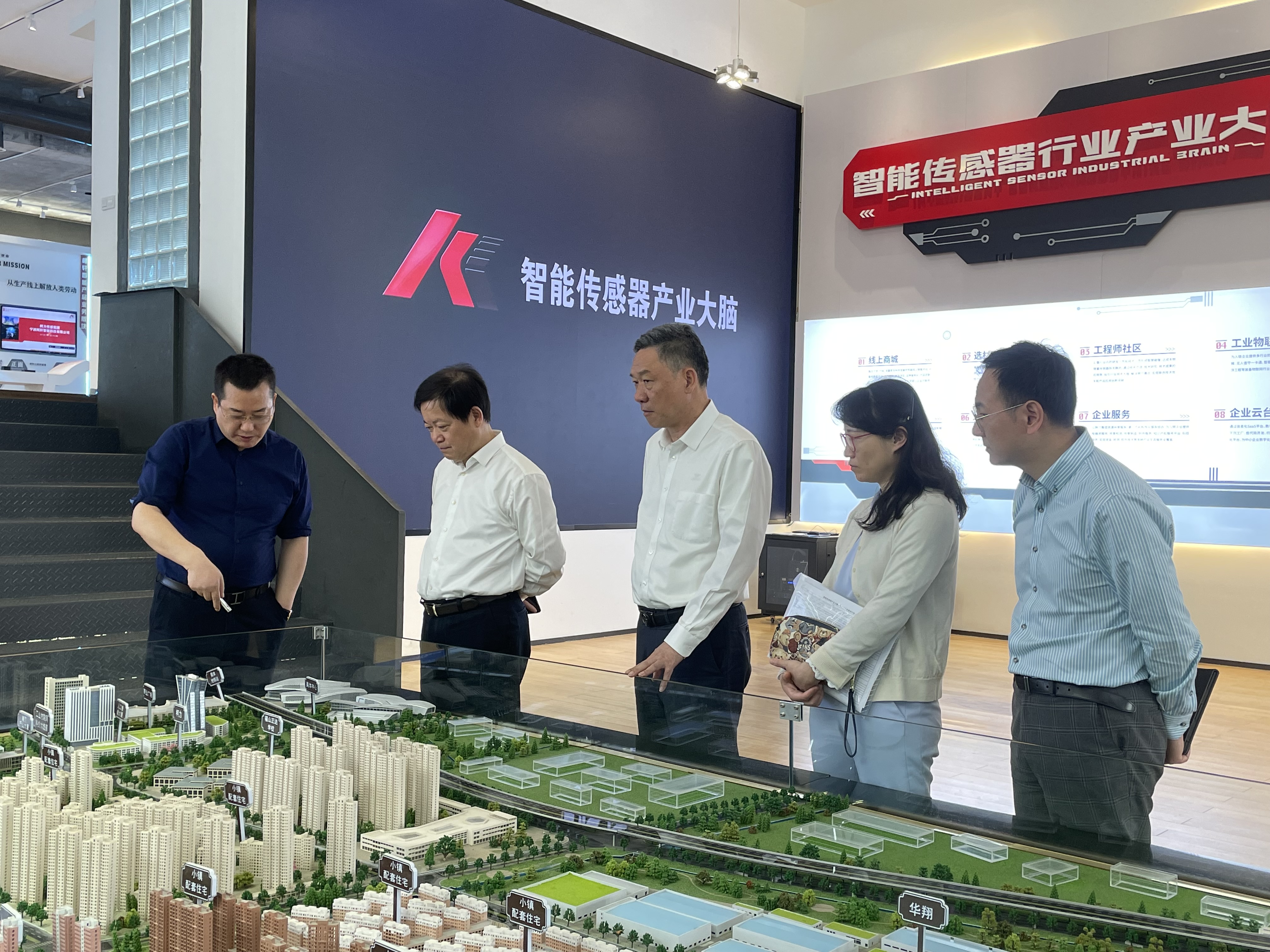 宁波市政协党组副书记、副主席陈仲朝一行莅临betway西汉姆联传感考察调研