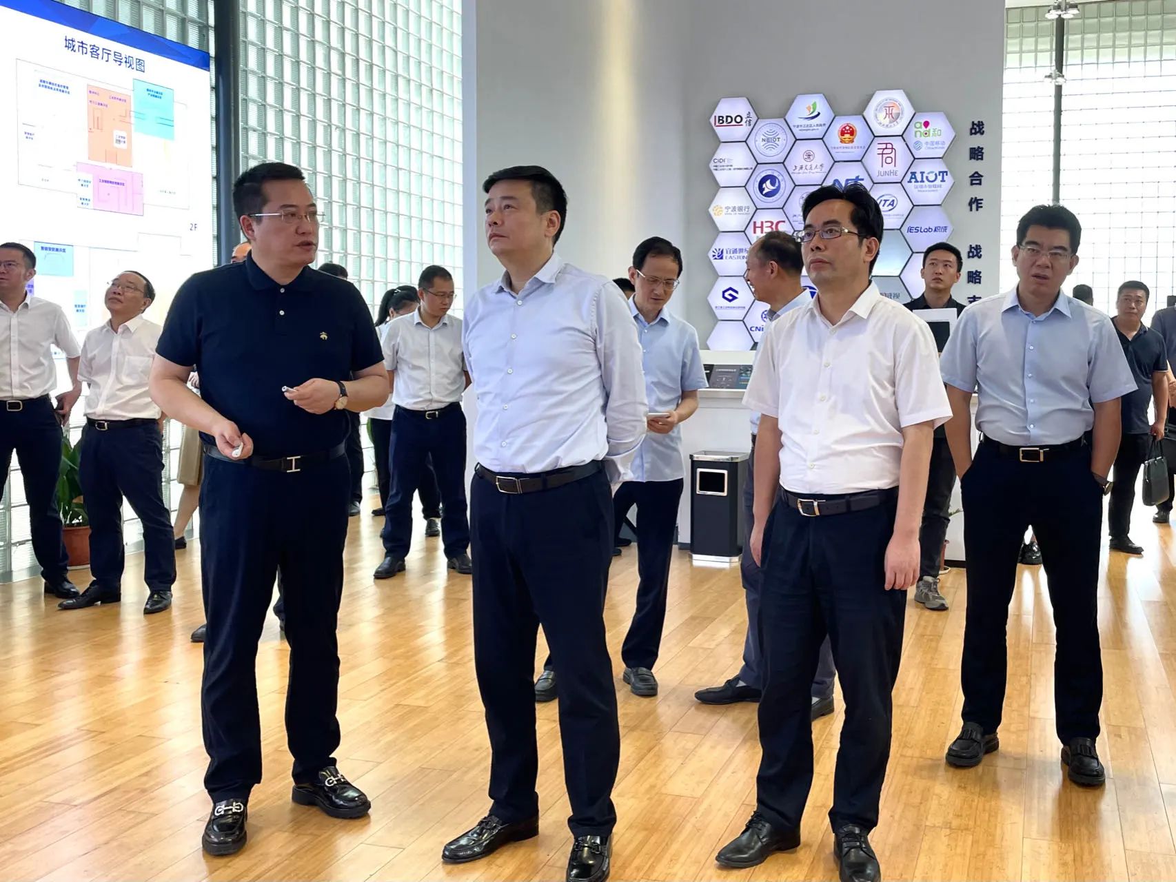 宁波市委副书记、市长汤飞帆一行莅临betway西汉姆联传感考察调研